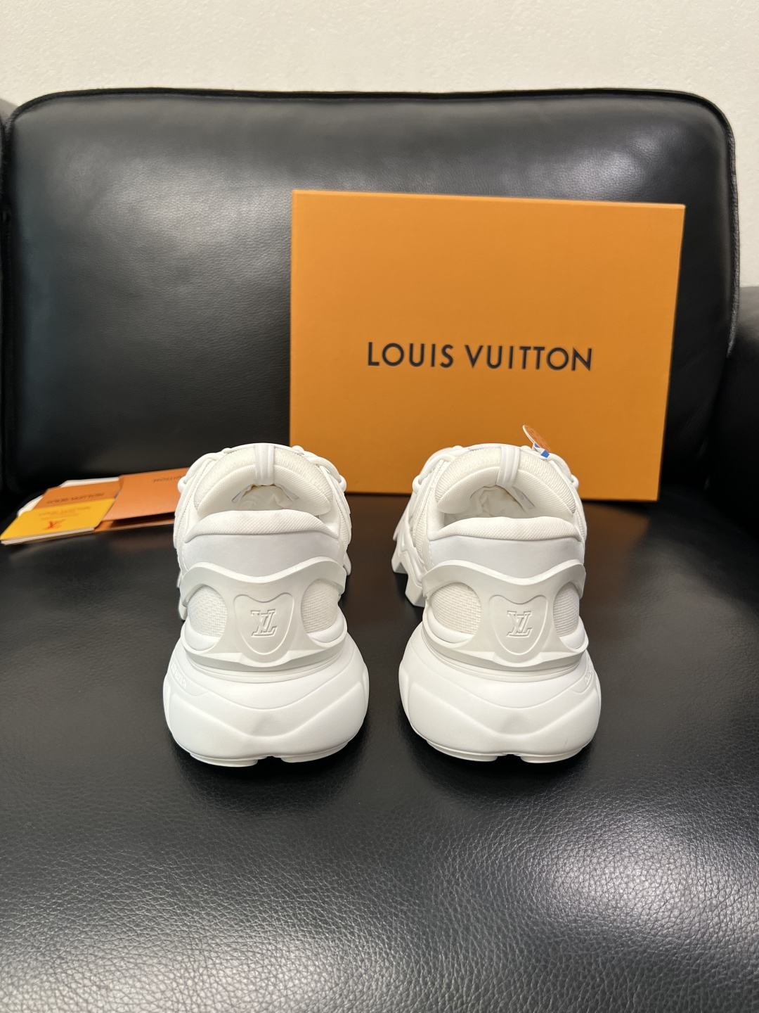 Lv  高品质  顶级工艺品  路易威登，运动板鞋专柜同步，鞋面意大利进口飞织面料，高品质拼接缤纷色彩复