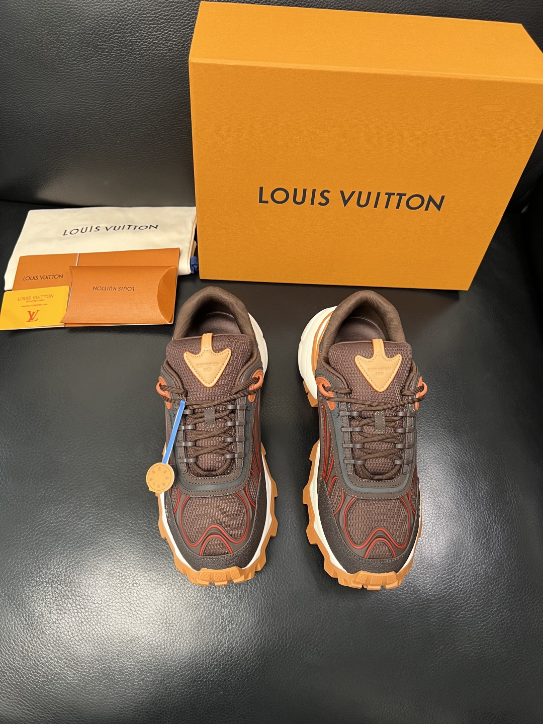 Lv  高品质  顶级工艺品  路易威登，运动板鞋专柜同步，鞋面意大利进口飞织面料，高品质拼接缤纷色彩复