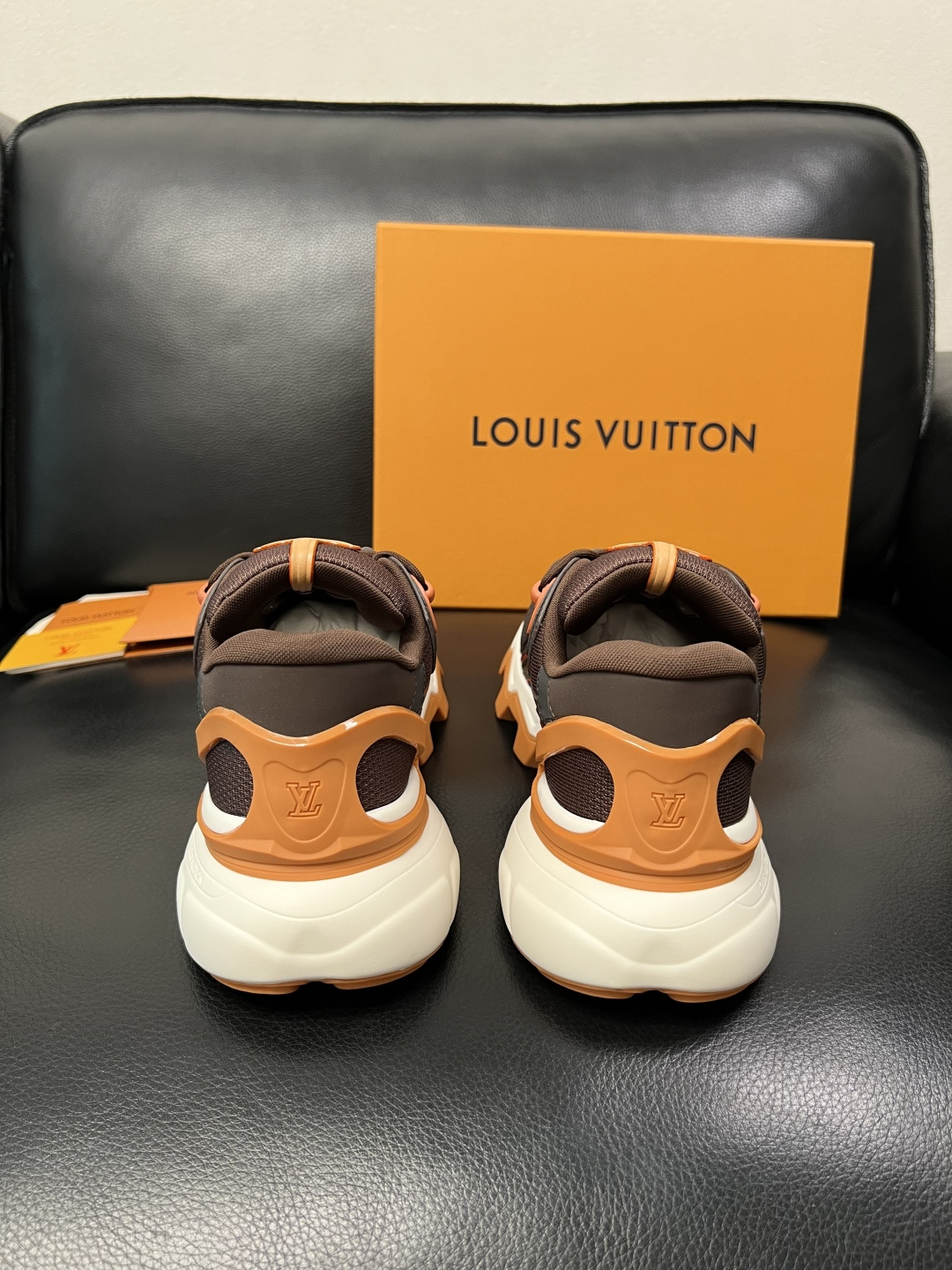 Lv  高品质  顶级工艺品  路易威登，运动板鞋专柜同步，鞋面意大利进口飞织面料，高品质拼接缤纷色彩复
