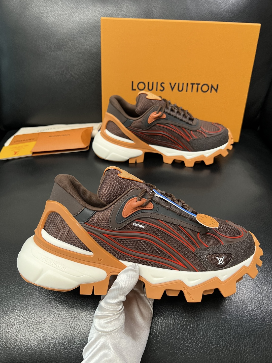 Lv  高品质  顶级工艺品  路易威登，运动板鞋专柜同步，鞋面意大利进口飞织面料，高品质拼接缤纷色彩复