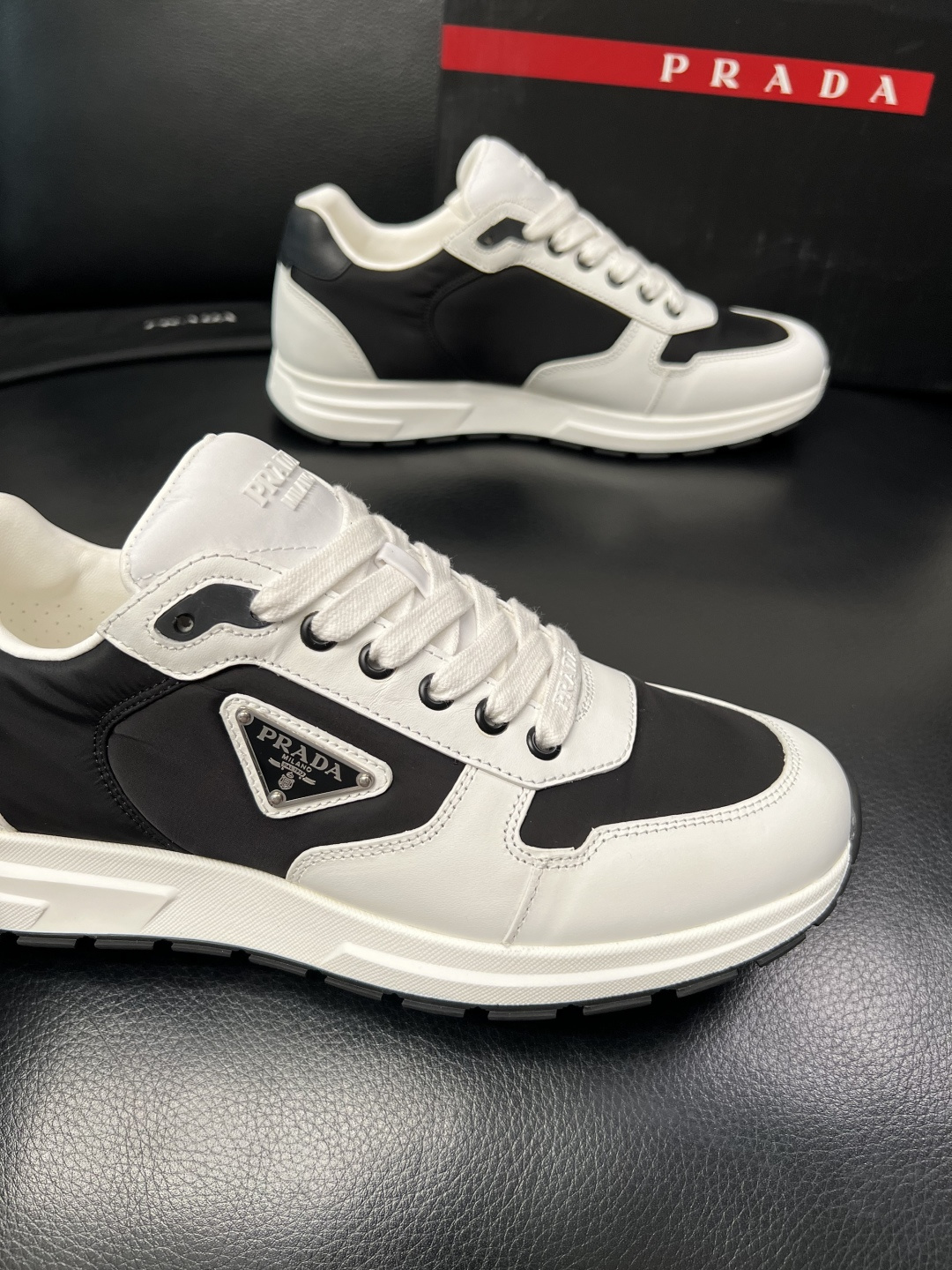 PRADA  高品质  顶级工艺品 普拉达 专柜同步 原厂配置，意大利进口原版牛皮面料，透气舒适进口水染