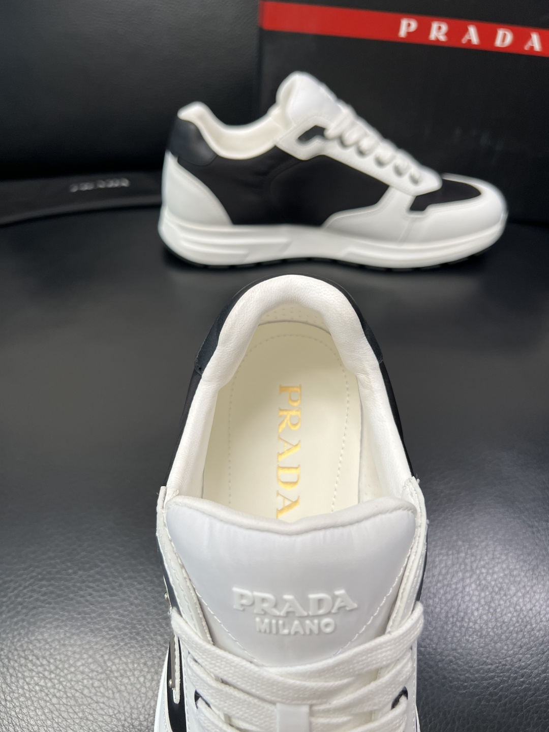 PRADA  高品质  顶级工艺品 普拉达 专柜同步 原厂配置，意大利进口原版牛皮面料，透气舒适进口水染