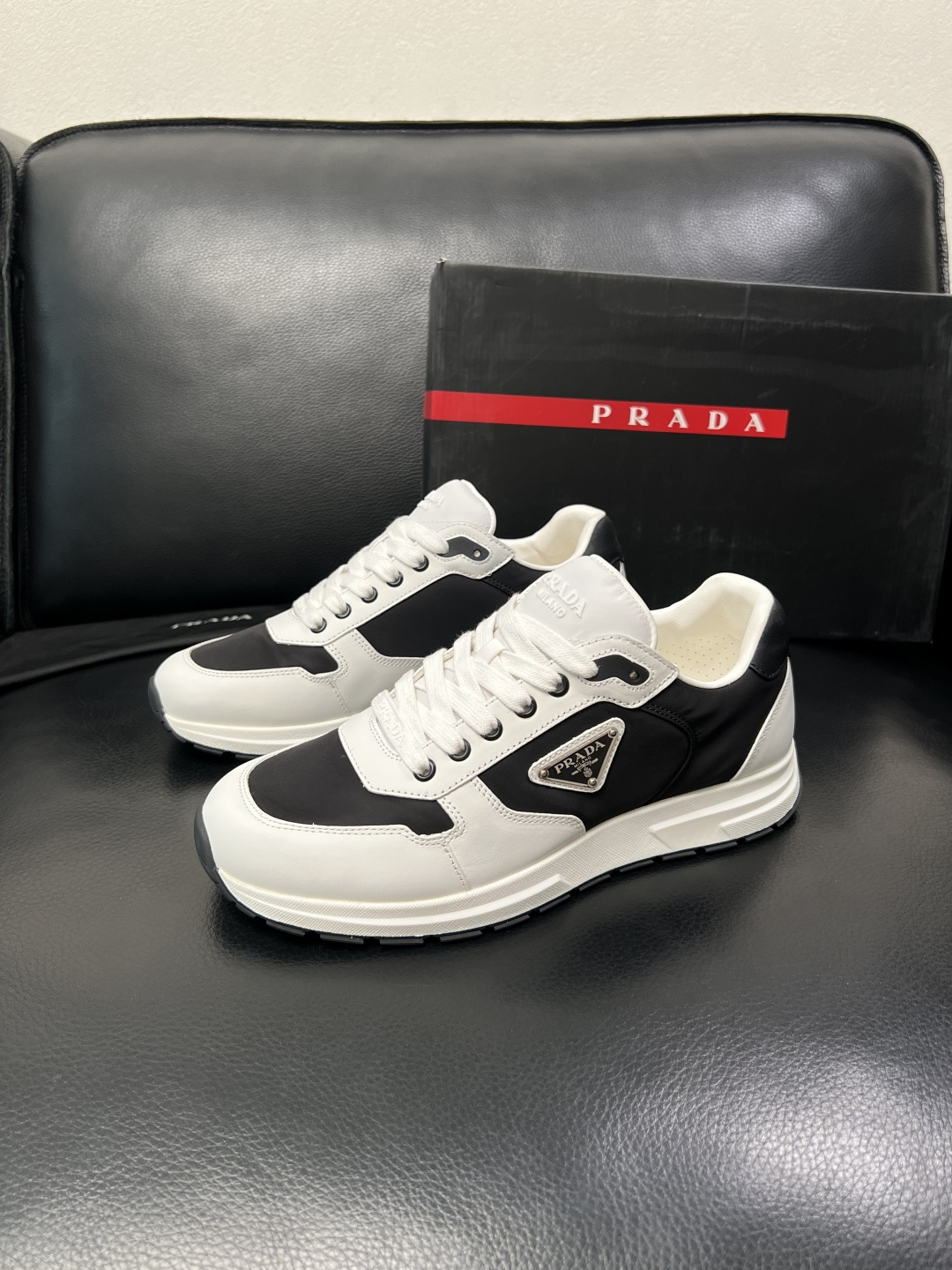 PRADA  高品质  顶级工艺品 普拉达 专柜同步 原厂配置，意大利进口原版牛皮面料，透气舒适进口水染