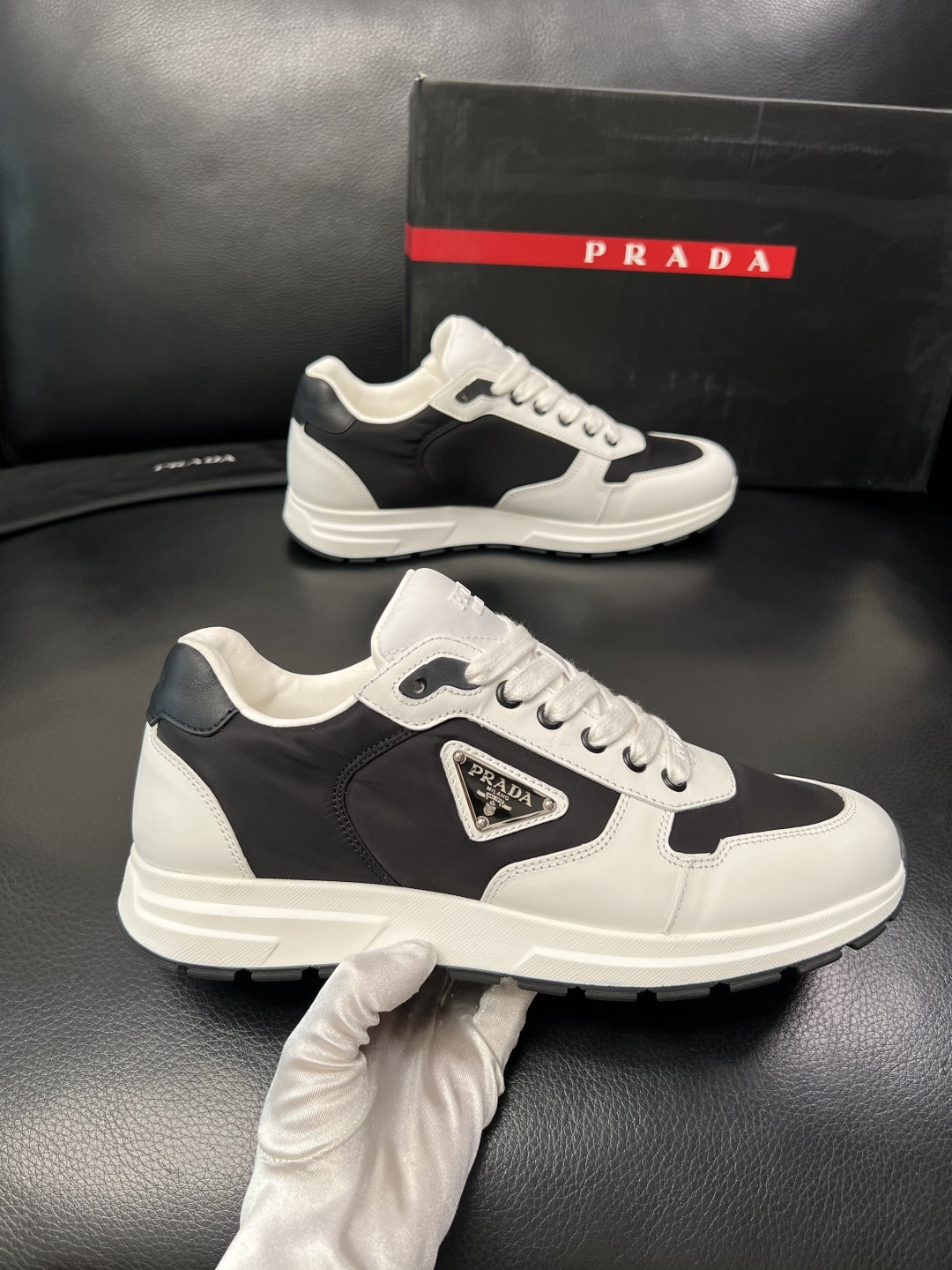 PRADA  高品质  顶级工艺品 普拉达 专柜同步 原厂配置，意大利进口原版牛皮面料，透气舒适进口水染