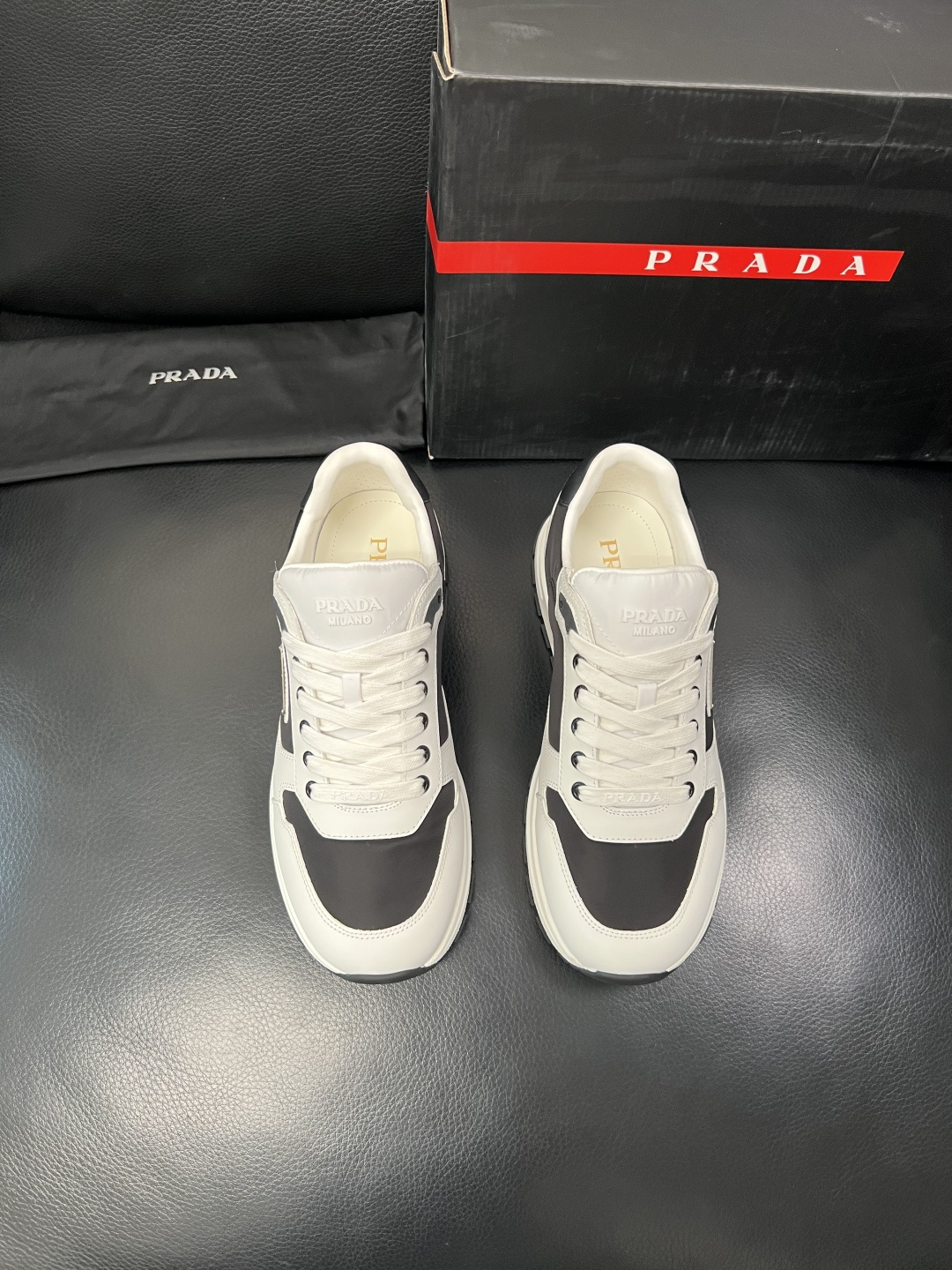 PRADA  高品质  顶级工艺品 普拉达 专柜同步 原厂配置，意大利进口原版牛皮面料，透气舒适进口水染