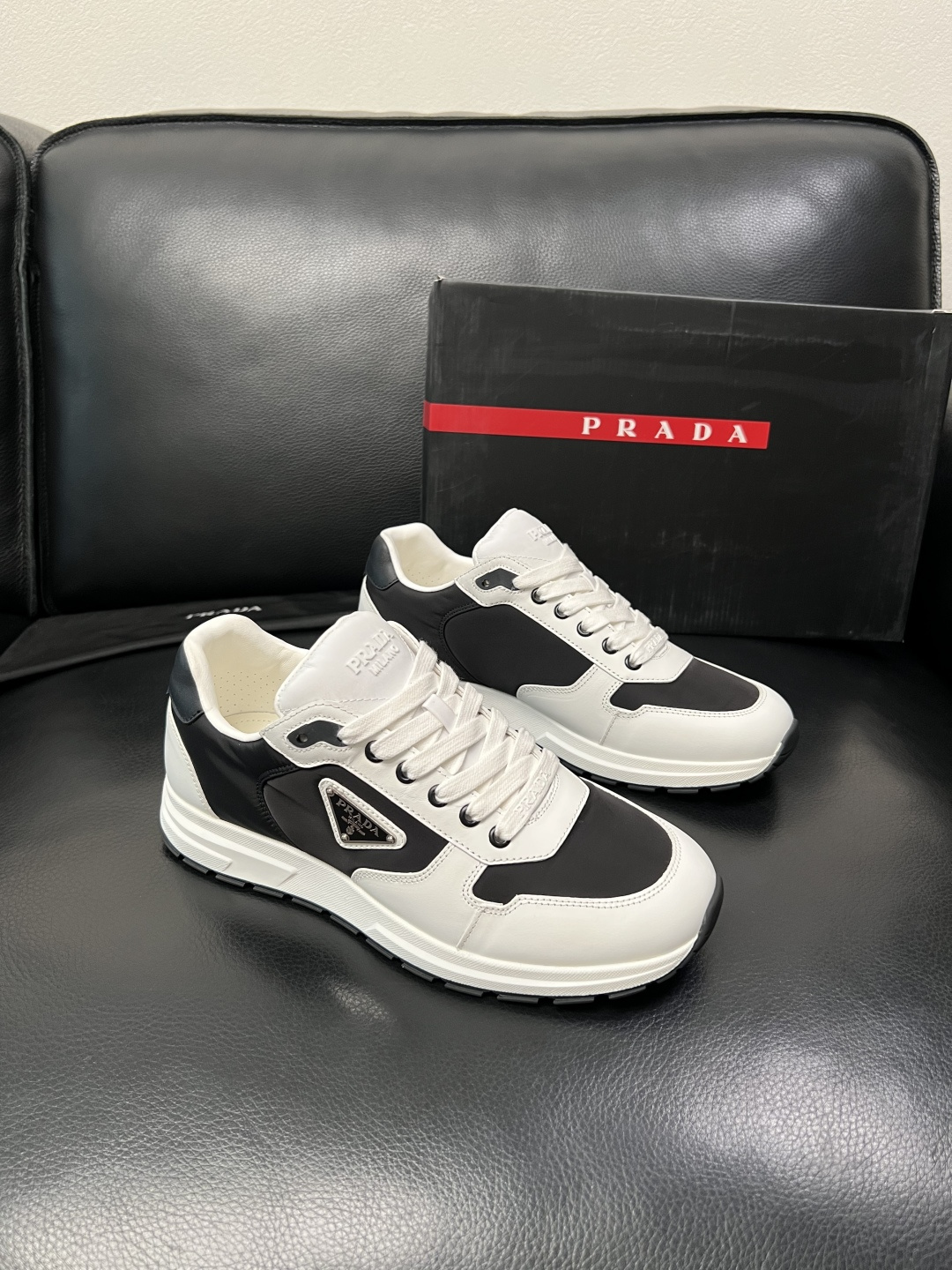 PRADA  高品质  顶级工艺品 普拉达 专柜同步 原厂配置，意大利进口原版牛皮面料，透气舒适进口水染