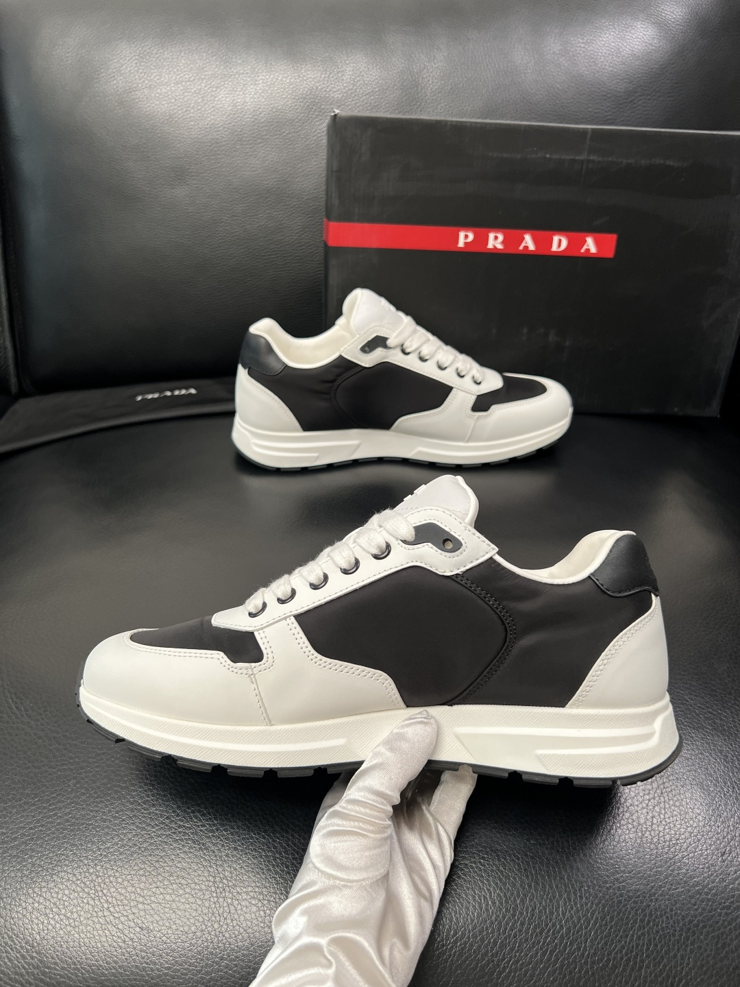 PRADA  高品质  顶级工艺品 普拉达 专柜同步 原厂配置，意大利进口原版牛皮面料，透气舒适进口水染