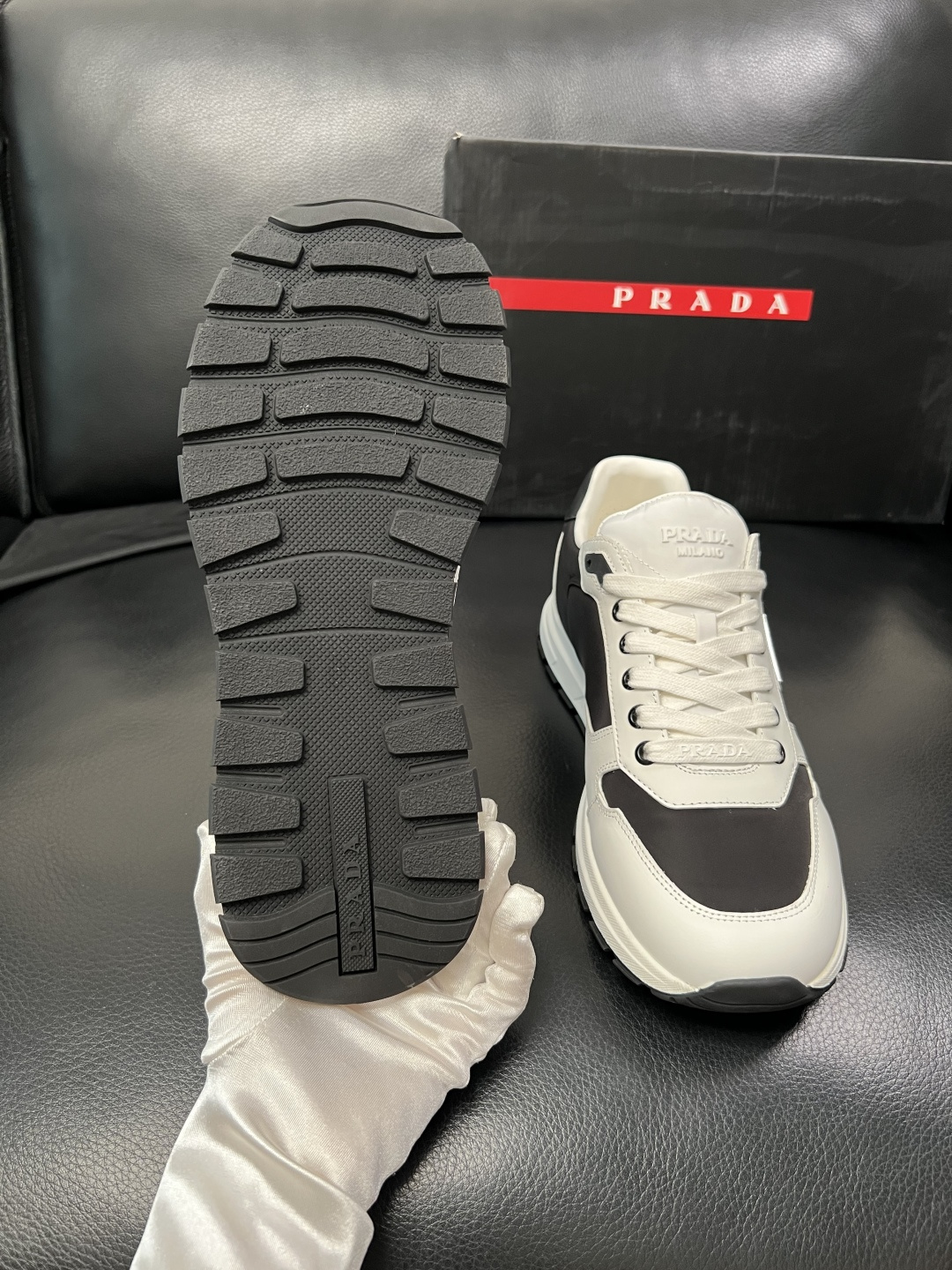 PRADA  高品质  顶级工艺品 普拉达 专柜同步 原厂配置，意大利进口原版牛皮面料，透气舒适进口水染