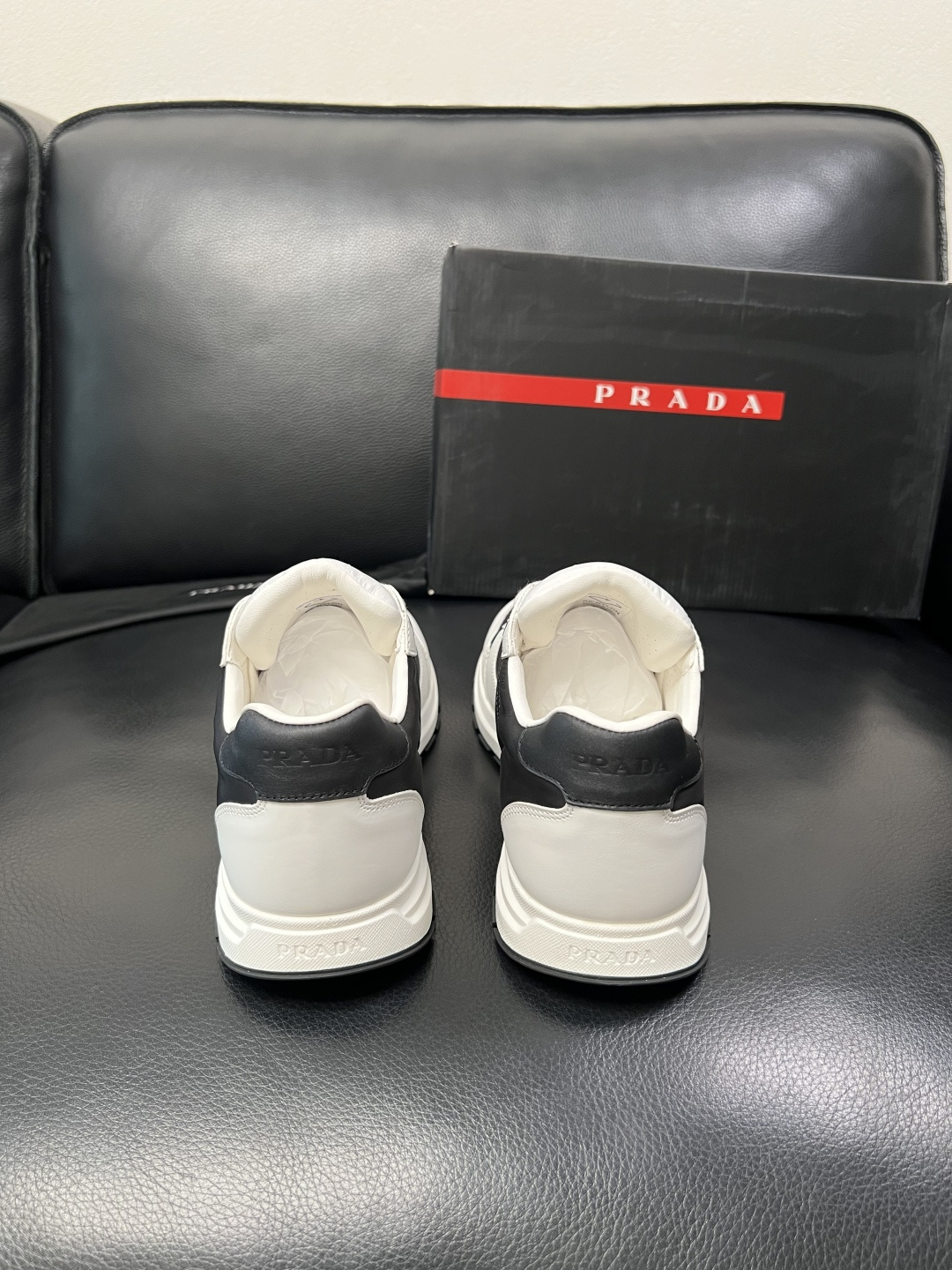 PRADA  高品质  顶级工艺品 普拉达 专柜同步 原厂配置，意大利进口原版牛皮面料，透气舒适进口水染