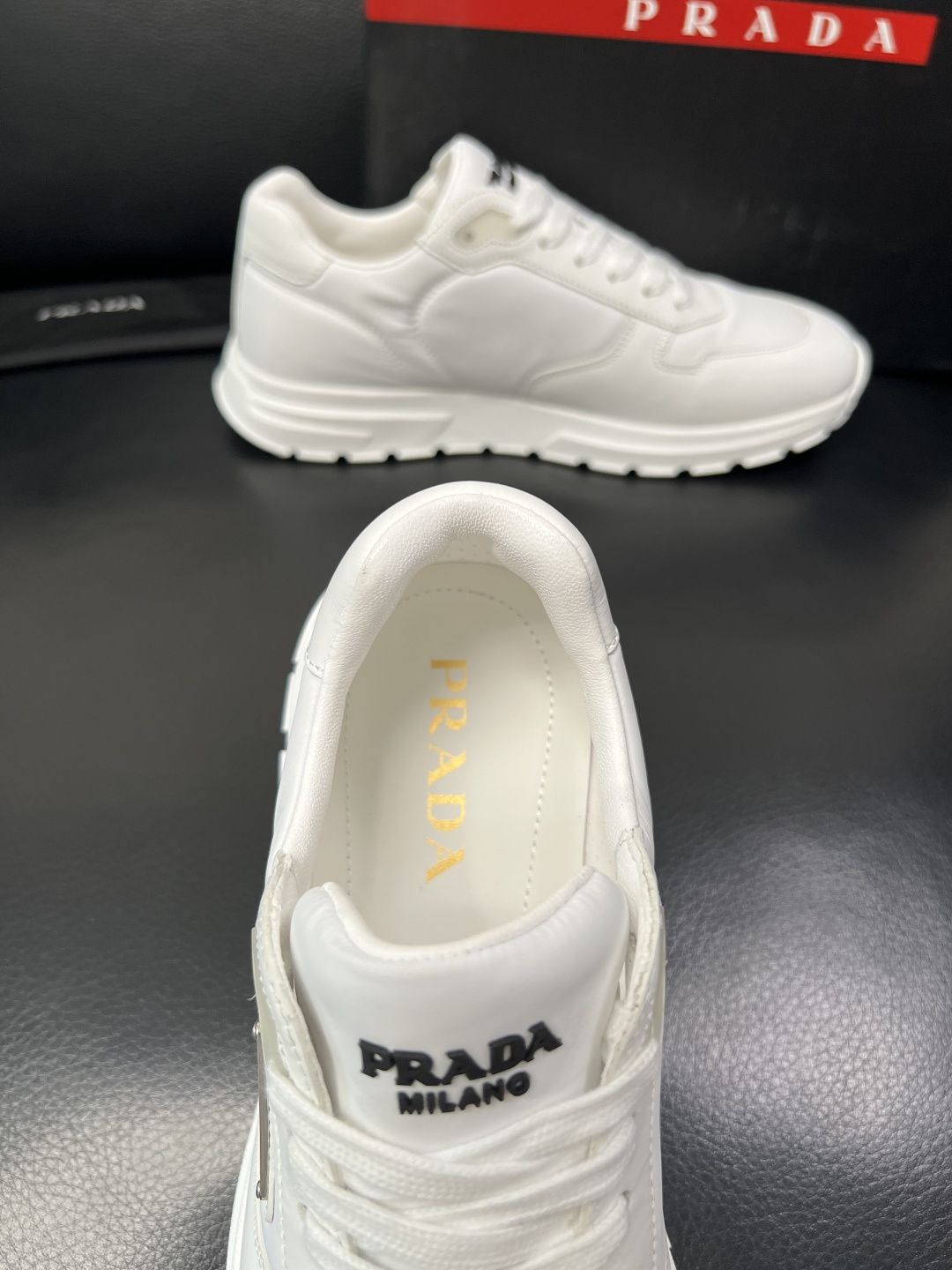 PRADA  高品质  顶级工艺品 普拉达 专柜同步 原厂配置，意大利进口原版牛皮面料，透气舒适进口水染