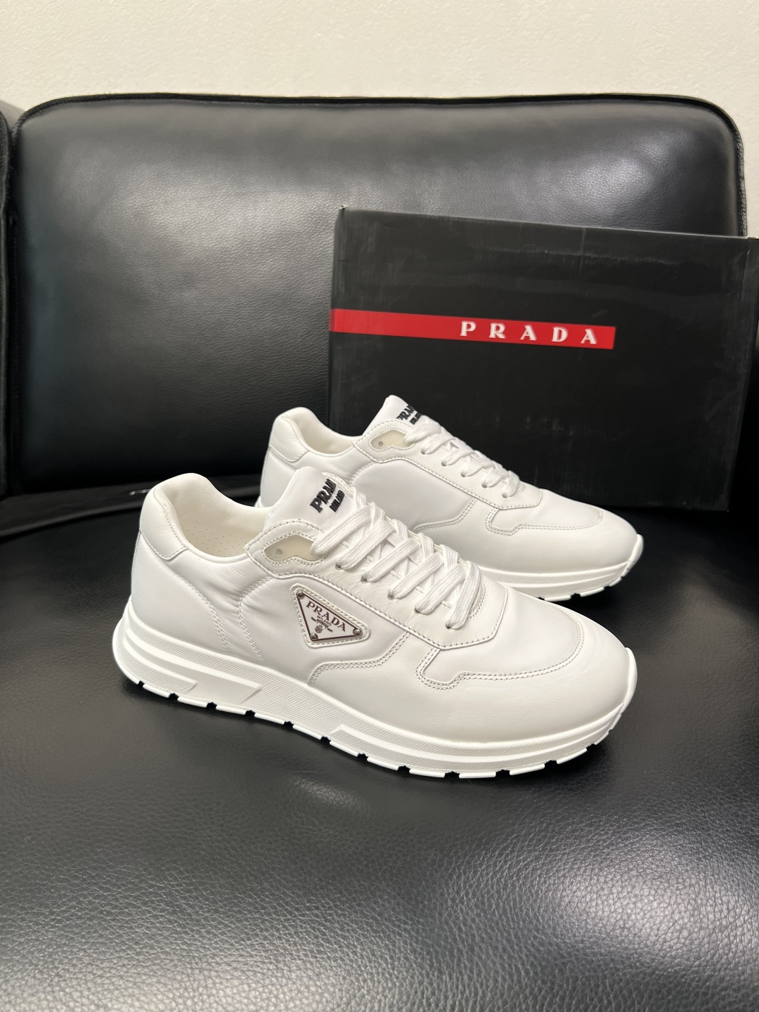 PRADA  高品质  顶级工艺品 普拉达 专柜同步 原厂配置，意大利进口原版牛皮面料，透气舒适进口水染