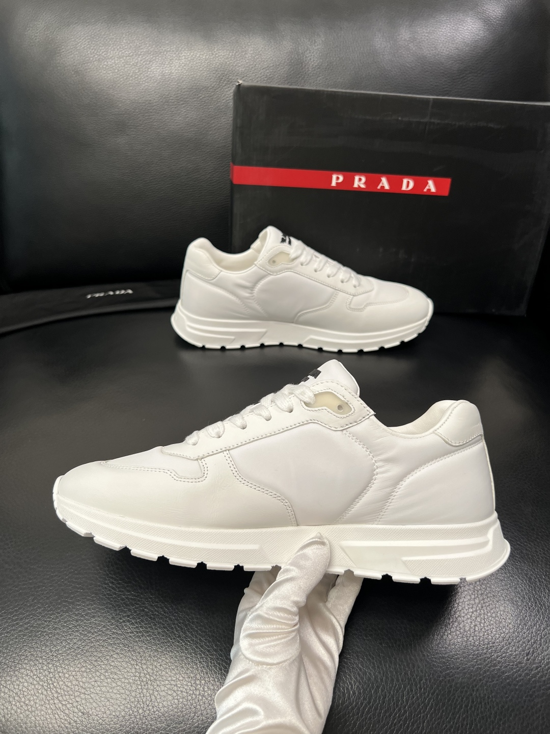 PRADA  高品质  顶级工艺品 普拉达 专柜同步 原厂配置，意大利进口原版牛皮面料，透气舒适进口水染