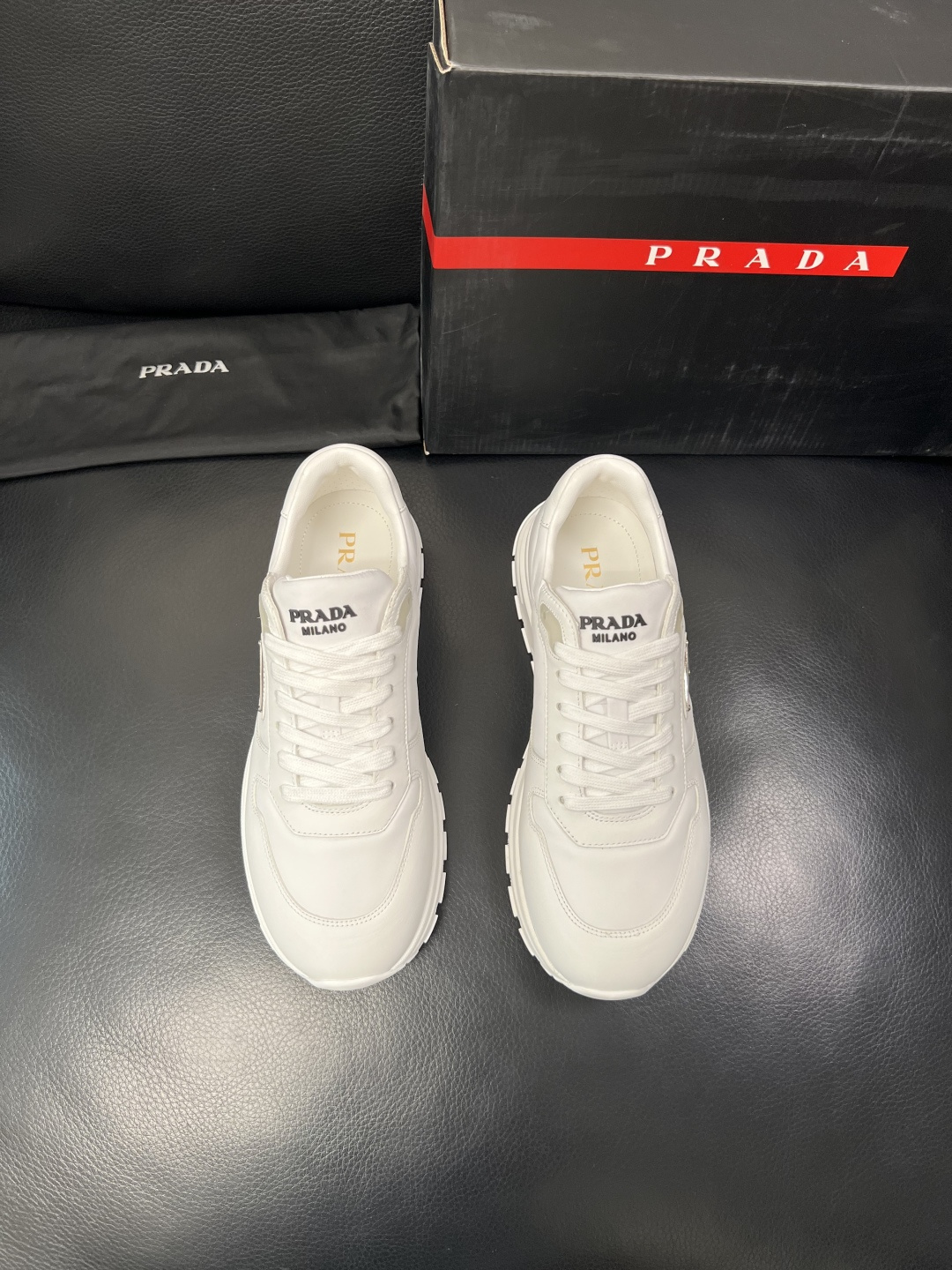 PRADA  高品质  顶级工艺品 普拉达 专柜同步 原厂配置，意大利进口原版牛皮面料，透气舒适进口水染