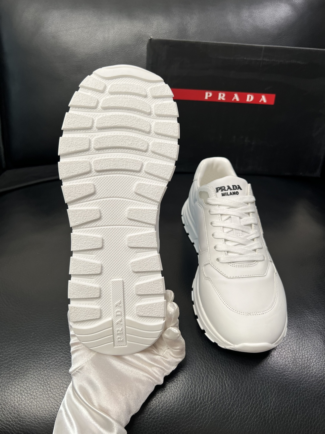 PRADA  高品质  顶级工艺品 普拉达 专柜同步 原厂配置，意大利进口原版牛皮面料，透气舒适进口水染