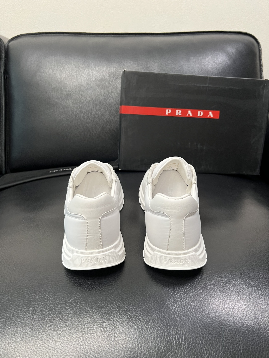 PRADA  高品质  顶级工艺品 普拉达 专柜同步 原厂配置，意大利进口原版牛皮面料，透气舒适进口水染
