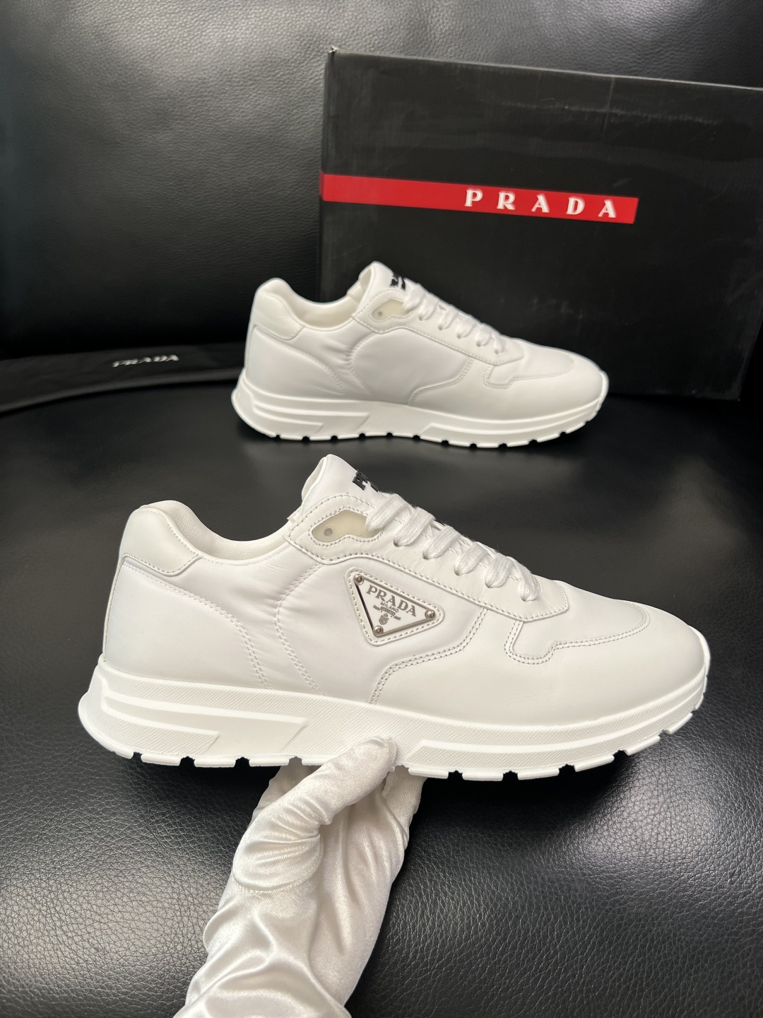 PRADA  高品质  顶级工艺品 普拉达 专柜同步 原厂配置，意大利进口原版牛皮面料，透气舒适进口水染