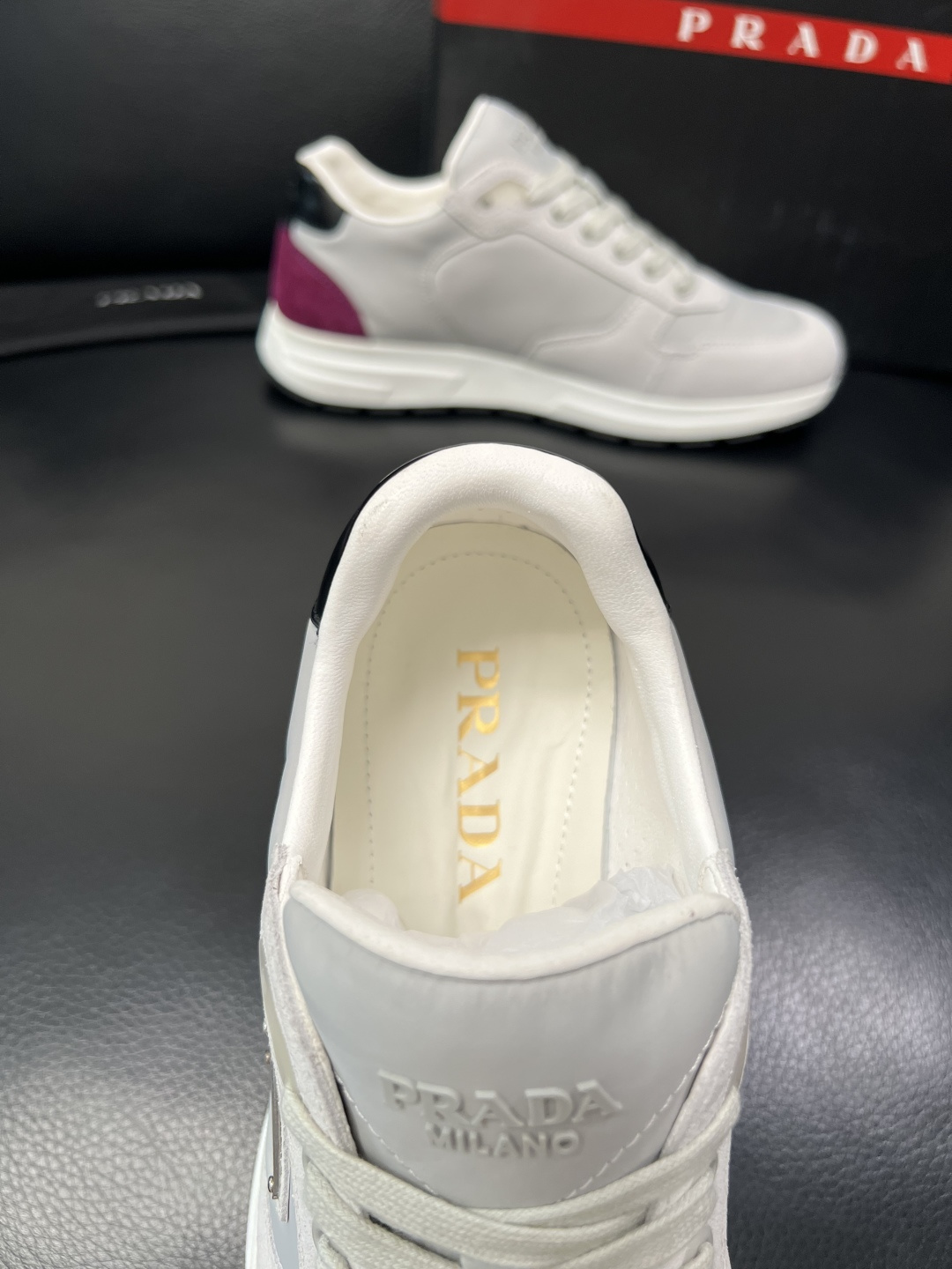 PRADA  高品质  顶级工艺品 普拉达 专柜同步 原厂配置，意大利进口原版牛皮面料，透气舒适进口水染