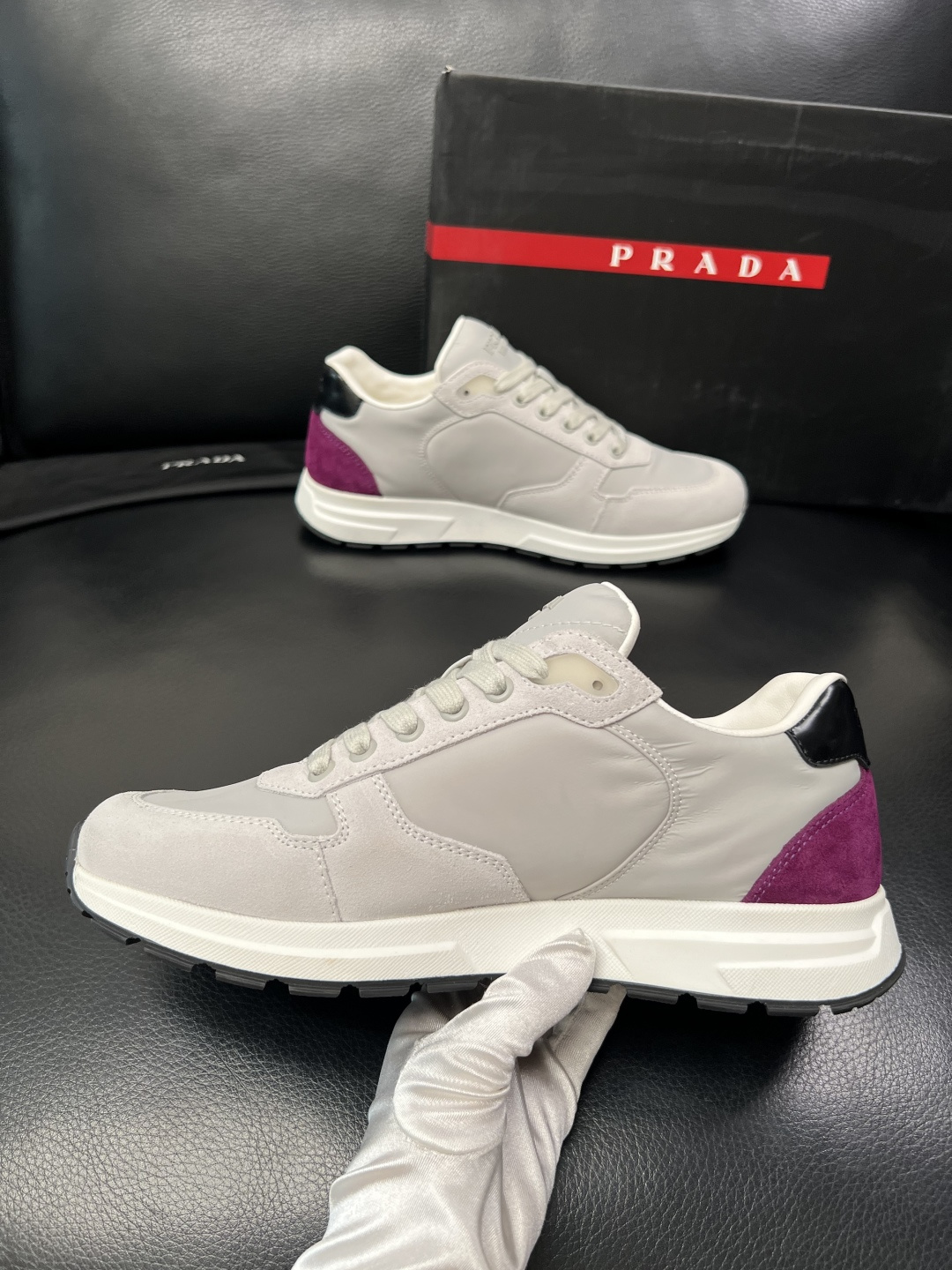 PRADA  高品质  顶级工艺品 普拉达 专柜同步 原厂配置，意大利进口原版牛皮面料，透气舒适进口水染