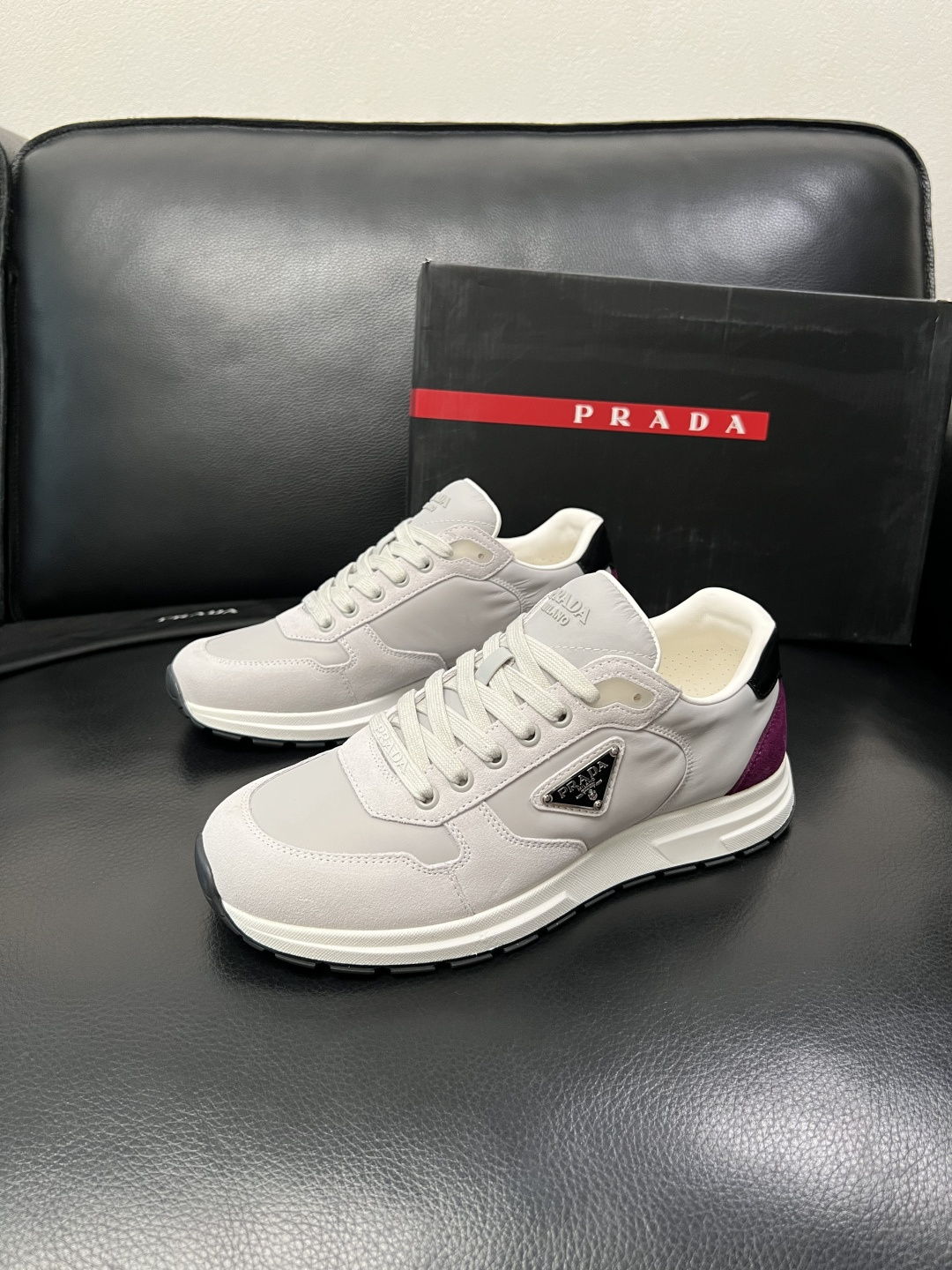 PRADA  高品质  顶级工艺品 普拉达 专柜同步 原厂配置，意大利进口原版牛皮面料，透气舒适进口水染