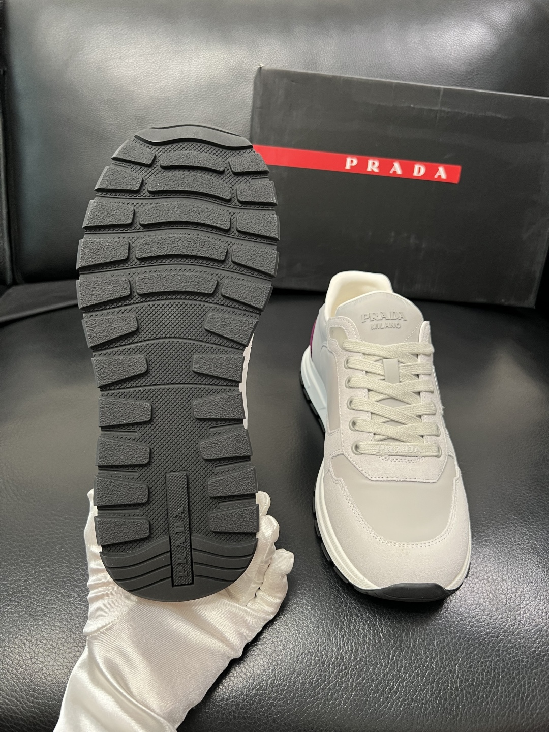 PRADA  高品质  顶级工艺品 普拉达 专柜同步 原厂配置，意大利进口原版牛皮面料，透气舒适进口水染