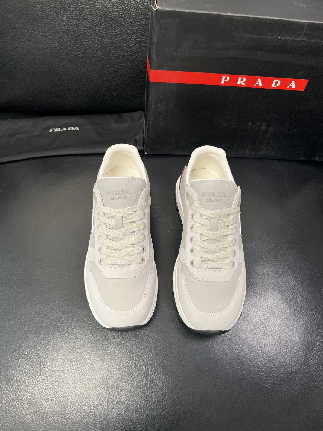 PRADA  高品质  顶级工艺品 普拉达 专柜同步 原厂配置，意大利进口原版牛皮面料，透气舒适进口水染