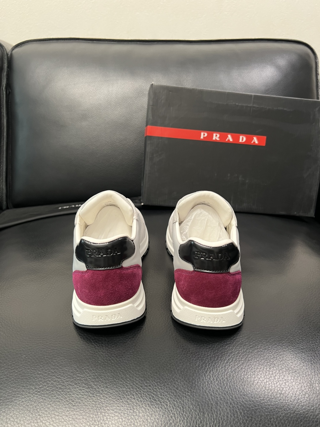 PRADA  高品质  顶级工艺品 普拉达 专柜同步 原厂配置，意大利进口原版牛皮面料，透气舒适进口水染