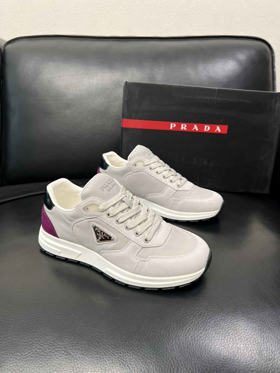 PRADA  高品质  顶级工艺品 普拉达 专柜同步 原厂配置，意大利进口原版牛皮面料，透气舒适进口水染