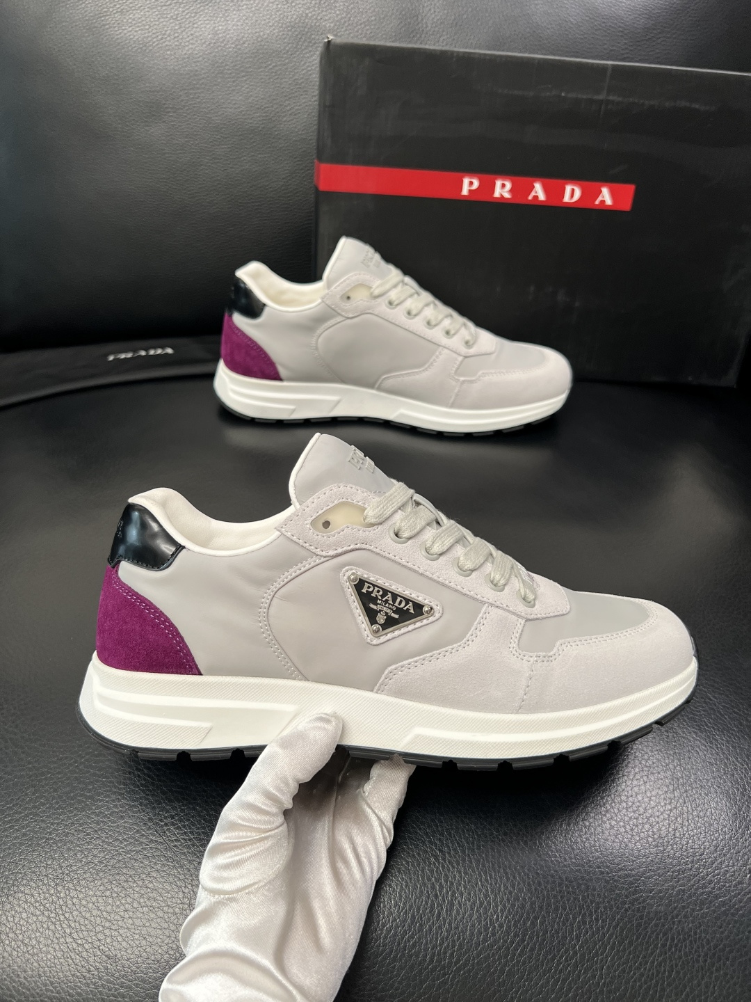 PRADA  高品质  顶级工艺品 普拉达 专柜同步 原厂配置，意大利进口原版牛皮面料，透气舒适进口水染
