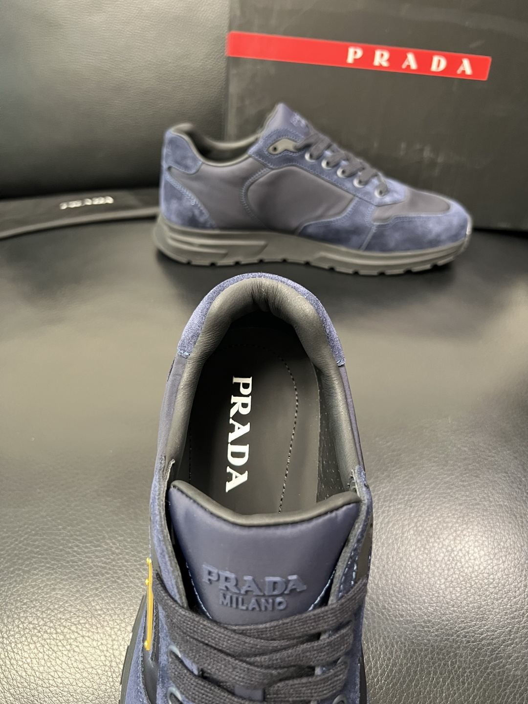 PRADA  高品质  顶级工艺品 普拉达 专柜同步 原厂配置，意大利进口原版牛皮面料，透气舒适进口水染