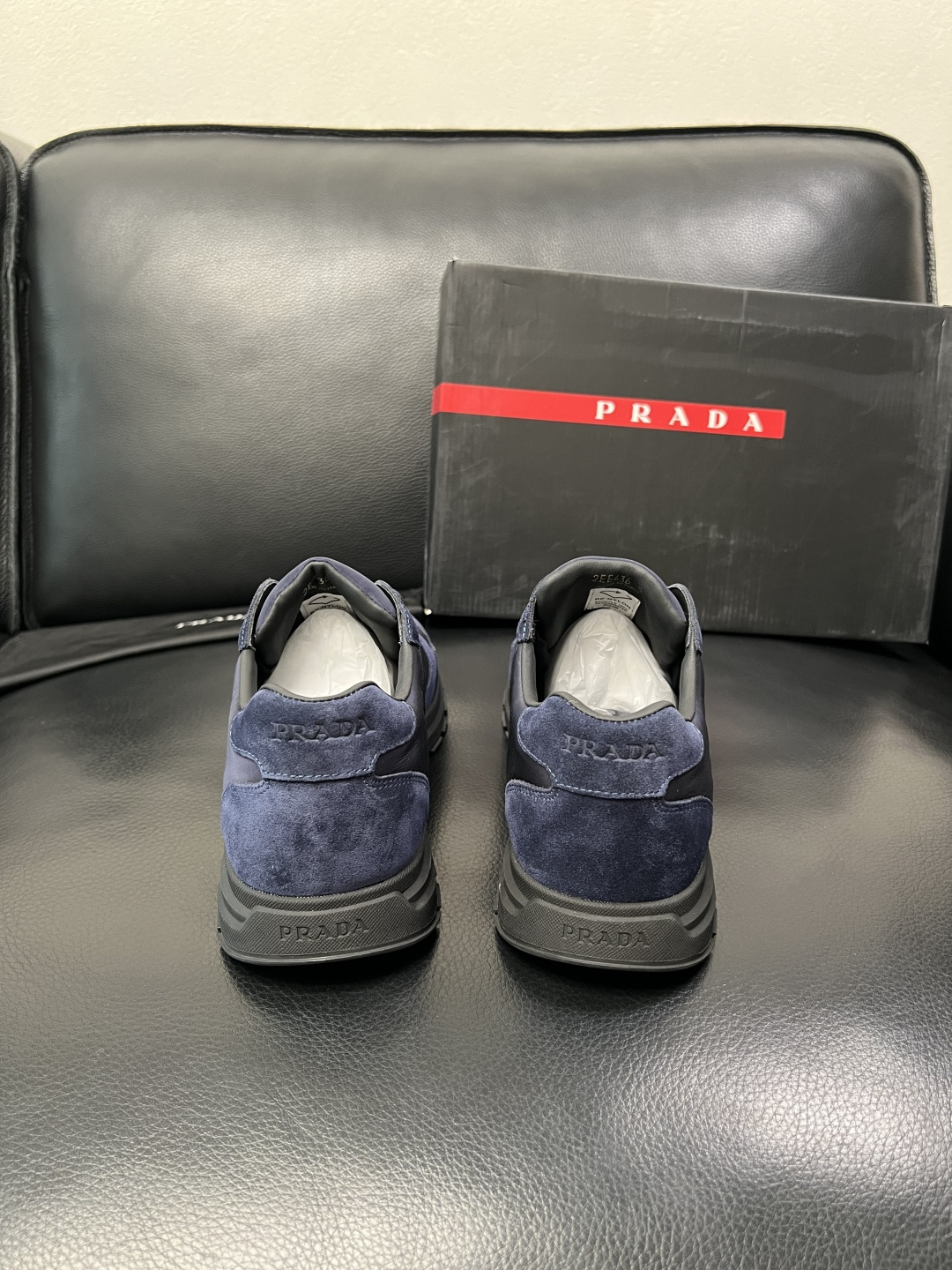 PRADA  高品质  顶级工艺品 普拉达 专柜同步 原厂配置，意大利进口原版牛皮面料，透气舒适进口水染