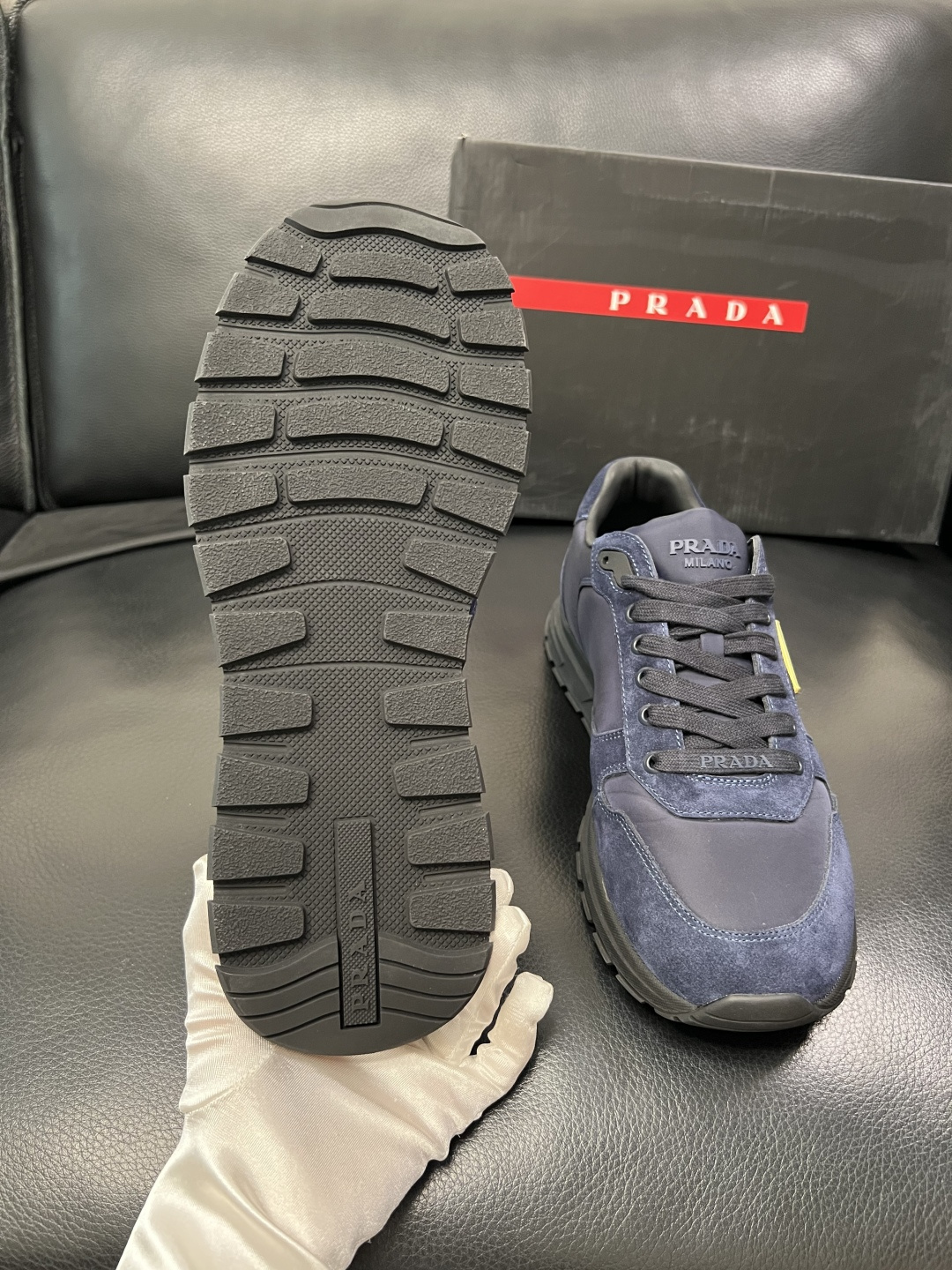 PRADA  高品质  顶级工艺品 普拉达 专柜同步 原厂配置，意大利进口原版牛皮面料，透气舒适进口水染