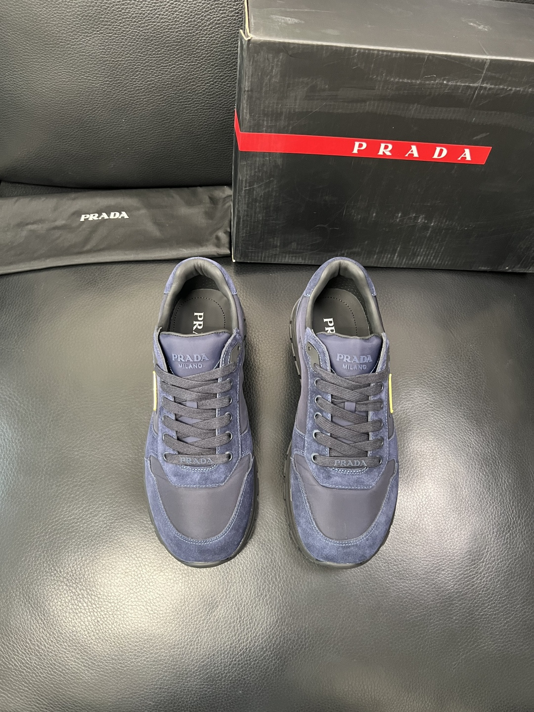 PRADA  高品质  顶级工艺品 普拉达 专柜同步 原厂配置，意大利进口原版牛皮面料，透气舒适进口水染