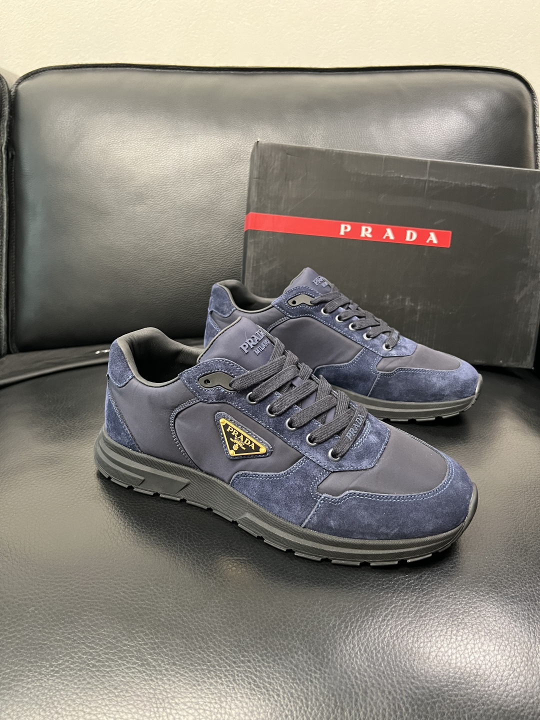 PRADA  高品质  顶级工艺品 普拉达 专柜同步 原厂配置，意大利进口原版牛皮面料，透气舒适进口水染