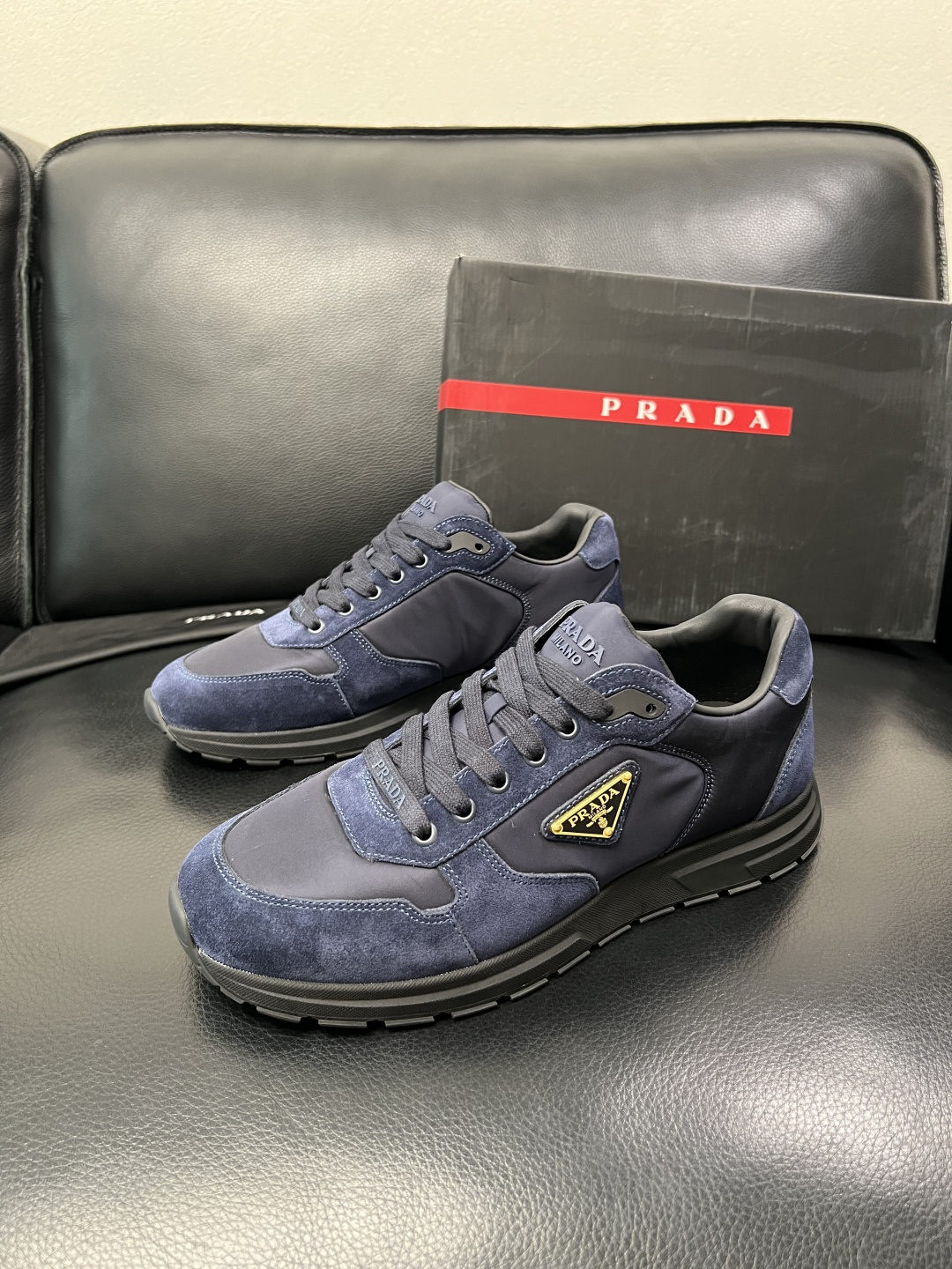 PRADA  高品质  顶级工艺品 普拉达 专柜同步 原厂配置，意大利进口原版牛皮面料，透气舒适进口水染