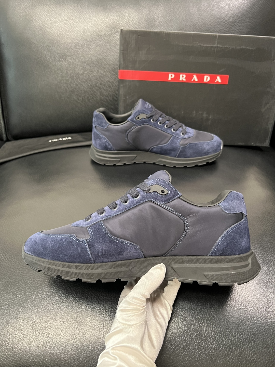 PRADA  高品质  顶级工艺品 普拉达 专柜同步 原厂配置，意大利进口原版牛皮面料，透气舒适进口水染