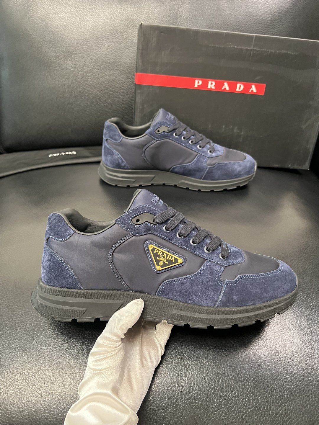 PRADA  高品质  顶级工艺品 普拉达 专柜同步 原厂配置，意大利进口原版牛皮面料，透气舒适进口水染