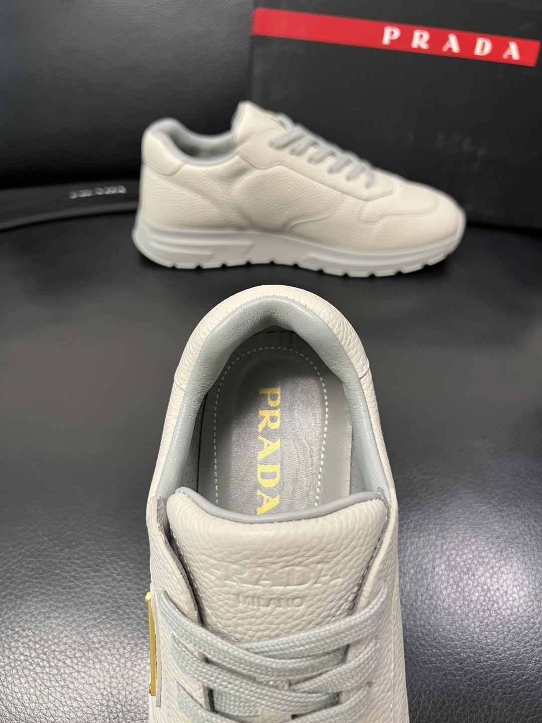 PRADA  高品质  顶级工艺品 普拉达 专柜同步 原厂配置，意大利进口原版牛皮面料，透气舒适进口水染