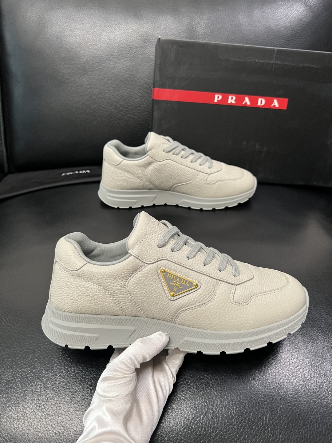 PRADA  高品质  顶级工艺品 普拉达 专柜同步 原厂配置，意大利进口原版牛皮面料，透气舒适进口水染
