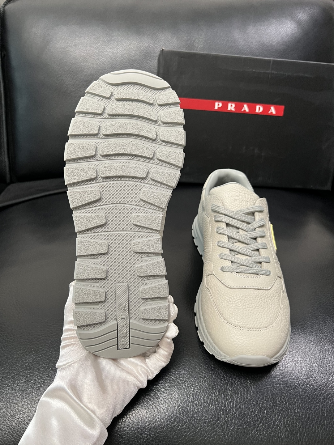 PRADA  高品质  顶级工艺品 普拉达 专柜同步 原厂配置，意大利进口原版牛皮面料，透气舒适进口水染