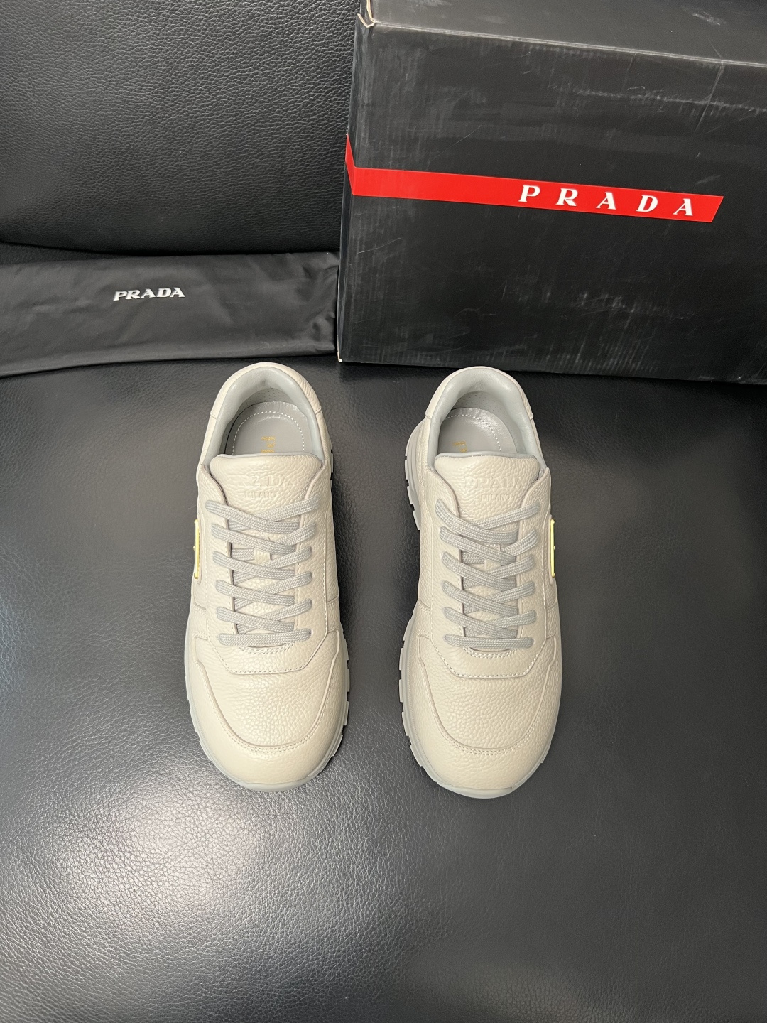 PRADA  高品质  顶级工艺品 普拉达 专柜同步 原厂配置，意大利进口原版牛皮面料，透气舒适进口水染