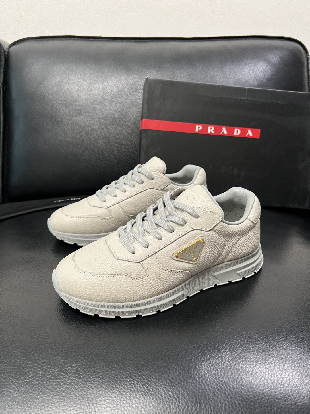 PRADA  高品质  顶级工艺品 普拉达 专柜同步 原厂配置，意大利进口原版牛皮面料，透气舒适进口水染
