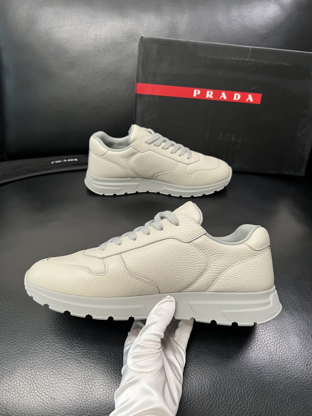 PRADA  高品质  顶级工艺品 普拉达 专柜同步 原厂配置，意大利进口原版牛皮面料，透气舒适进口水染