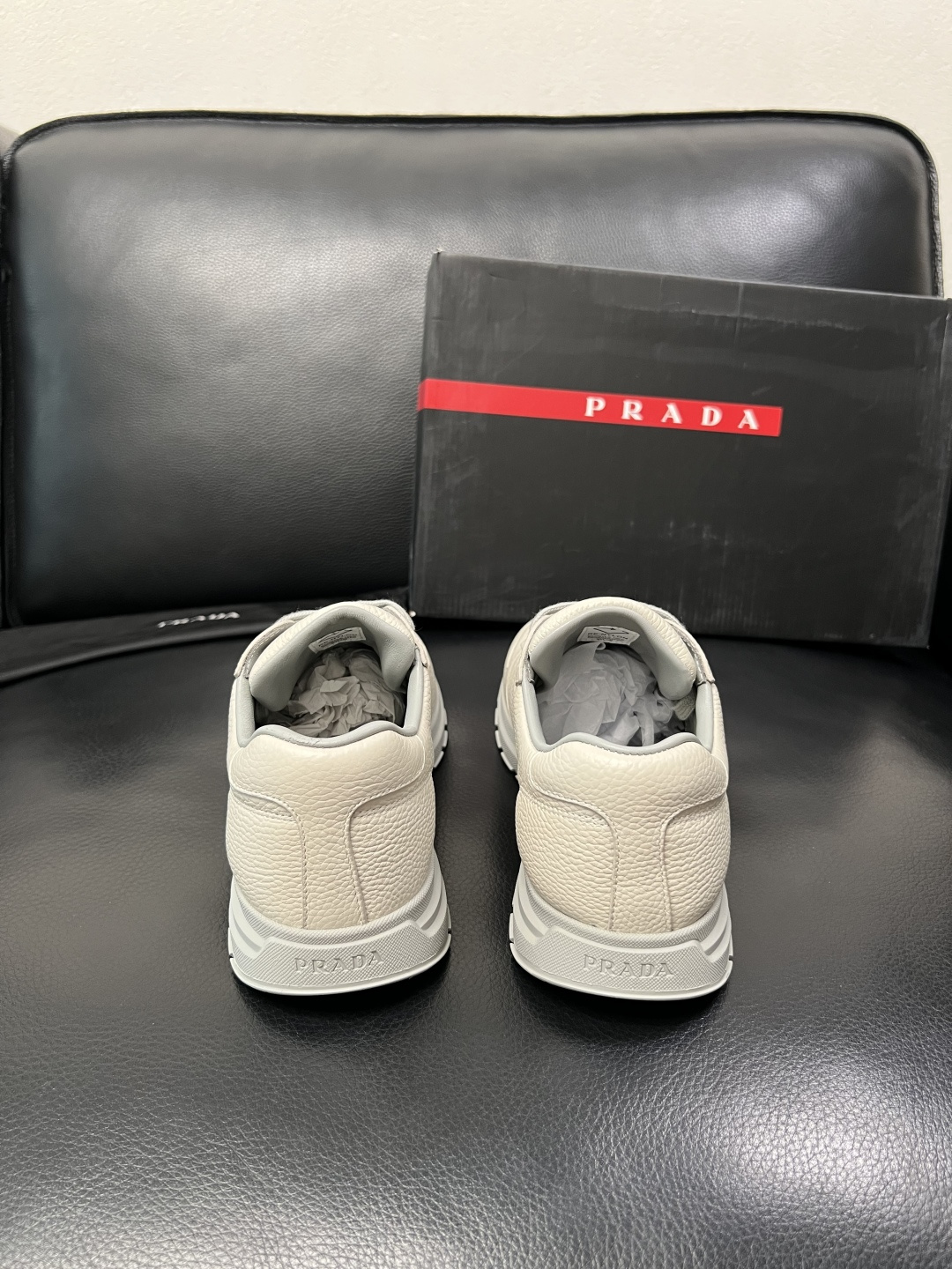 PRADA  高品质  顶级工艺品 普拉达 专柜同步 原厂配置，意大利进口原版牛皮面料，透气舒适进口水染