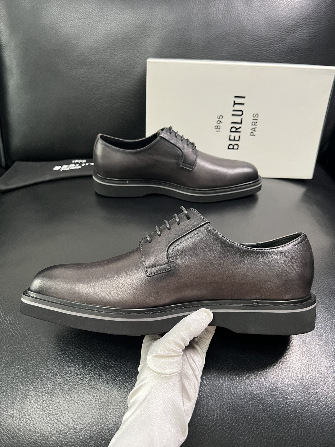 Berluti  顶级代购  布鲁提 专柜同步发售原厂配置，意大利进口牛皮面料，全进口水染牛皮里垫，鞋底