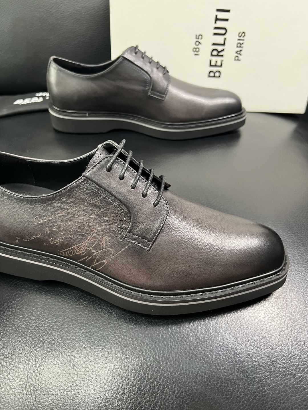 Berluti  顶级代购  布鲁提 专柜同步发售原厂配置，意大利进口牛皮面料，全进口水染牛皮里垫，鞋底