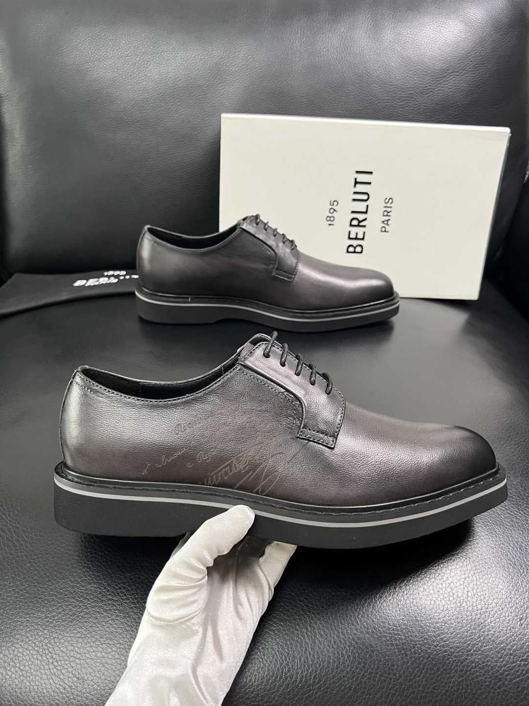 Berluti  顶级代购  布鲁提 专柜同步发售原厂配置，意大利进口牛皮面料，全进口水染牛皮里垫，鞋底