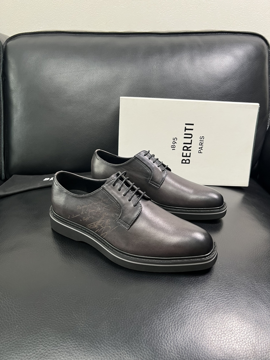 Berluti  顶级代购  布鲁提 专柜同步发售原厂配置，意大利进口牛皮面料，全进口水染牛皮里垫，鞋底