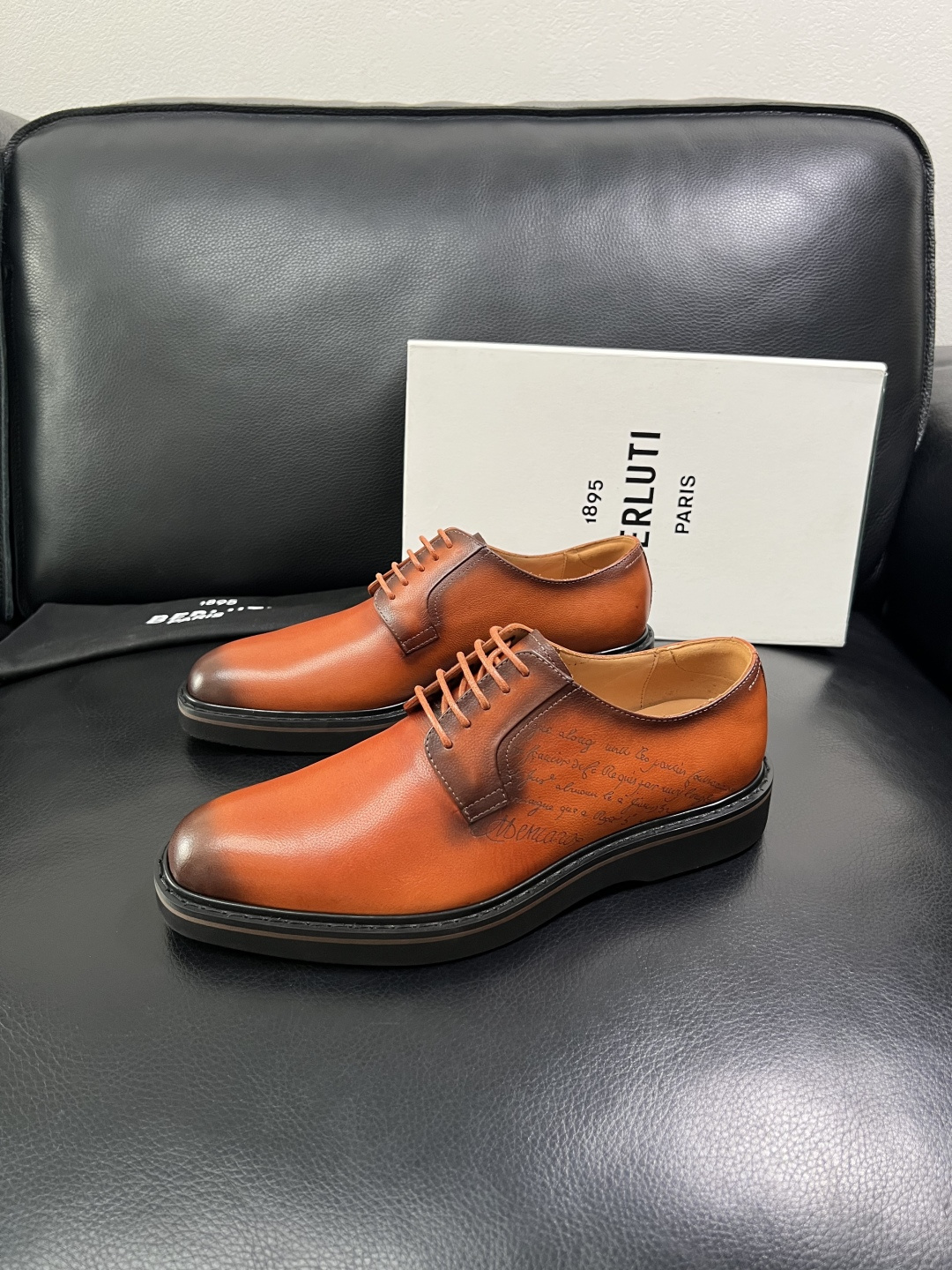 Berluti  顶级代购  布鲁提 专柜同步发售原厂配置，意大利进口牛皮面料，全进口水染牛皮里垫，鞋底