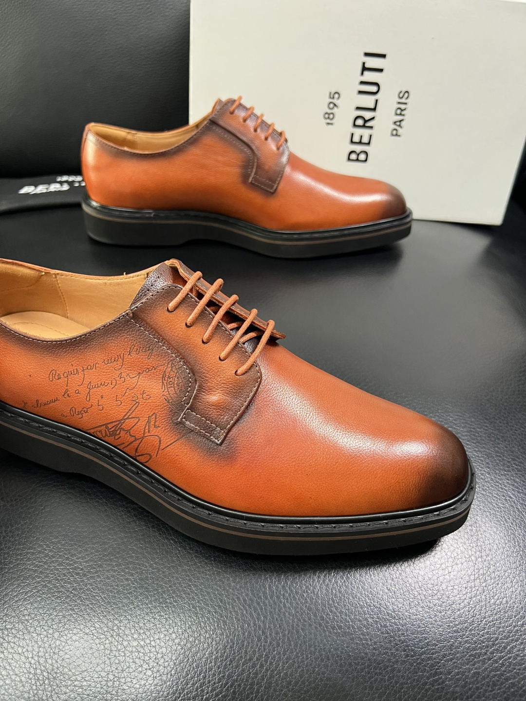 Berluti  顶级代购  布鲁提 专柜同步发售原厂配置，意大利进口牛皮面料，全进口水染牛皮里垫，鞋底