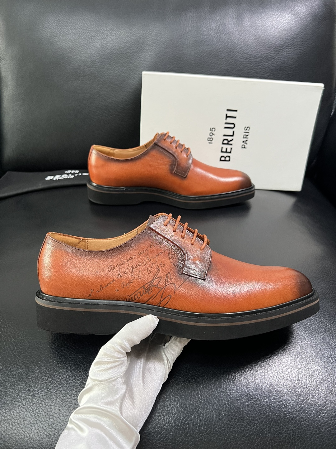 Berluti  顶级代购  布鲁提 专柜同步发售原厂配置，意大利进口牛皮面料，全进口水染牛皮里垫，鞋底